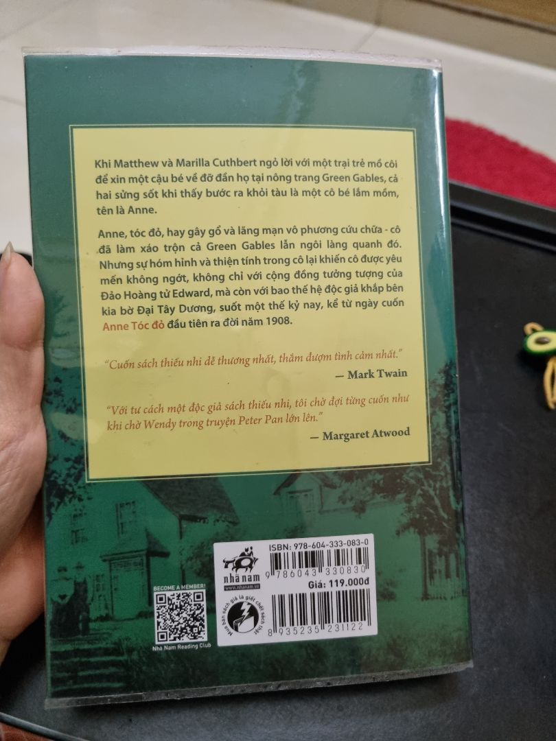 Mình đã mua cuốn Anne tóc đỏ và ngôi nhà ước mơ trước khi tìm hiểu đây là 1 seri truyện. Văn phong nhẹ nhàng, cổ điển không có tình tiết drama nhưng vẫn cuốn người đọc với những câu truyện đời thường của Anne và nhận thấy có bản thân mình trong đó. Một cuốn sách nhẹ nhàng nuôi dưỡng tâm hông