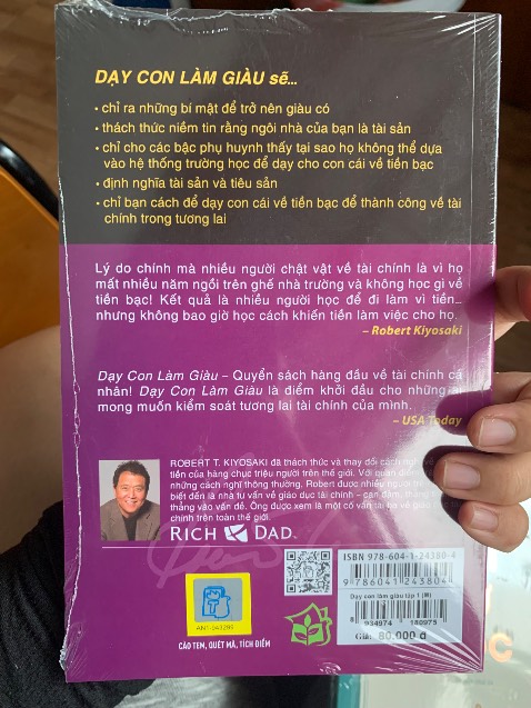 In ấn: tốt, rõ, chất lượng giấy ok, màu giấy vàng nhẹ dịu mắt
Bao bì: còn seal, bao bọc cẩn thận
Nội dung: quá ok, đúng là sách best seller mà mọi người khuyên nên đọc để cải thiện tư duy tài chính. Đọc cuốn 1 này thì nhẹ nhàng, chủ yếu là tác giả nói về cách tư duy, suy nghĩ đúng về tiền bạc và chọn công việc như thế nào là phù hợp để mang lại cho mình sự tự do tài chính trong tương lai. Ngoài ra tác giả còn nói thêm về tư duy đúng trong cuộc sống như làm việc ko nên vì tiền mà nên làm để học, nên duy trì sự học dài lâu để bản thân ko bị tụt lại so với thời đại, nếu chịu mở lòng thì cơ hội kinh doanh luôn ở quanh bạn, cách để tiền ngày càng sinh đẻ thêm,... Có 1 điều minh thấy tâm đắc là tác giả nói mình nên xem tiền là công cụ chứ ko nên xem là mục đích của cuộc đời, mục đích cuộc đời nên là cái gì đó lớn lao cao cả và tiền bạc dư giả là món quà đi kèm khi mình thực hiện điều cao cả đó. Ngoài ra mình thấy việc tác giả giữ góc nhìn trung lập và học hỏi từ tư duy của 2 người cha là một góc nhìn hay, giúp mình ko bị thiên kiến mà chọn lọc được những cái hay để giúp mình sống tốt hơn. Mình thấy tư duy của tác giả rất đáng học hỏi, nhất là cho người trẻ, sinh viên như mình.