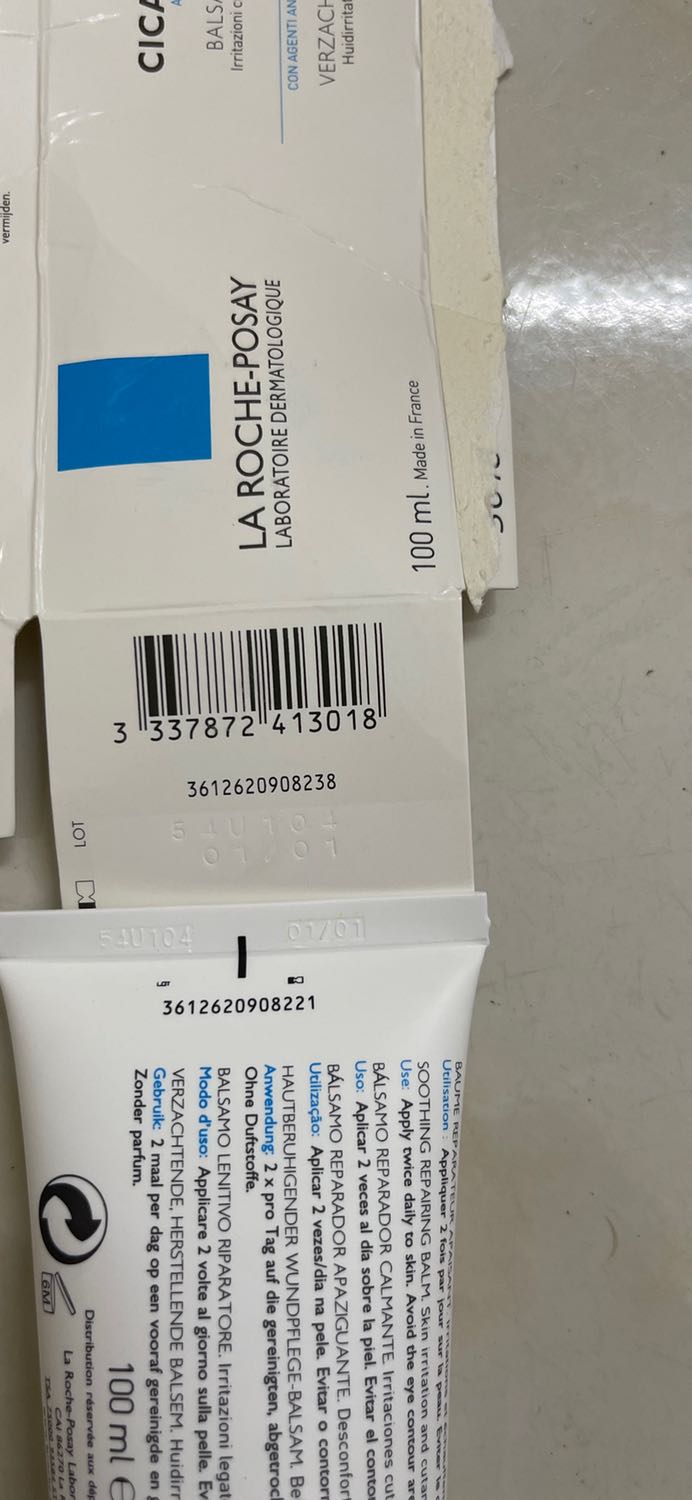 So sánh với B5 Laroche Posay chính hãng mua ở nhà thuốc thì từ đặc điểm vỏ tuýp đến chất kem đều khác. Chất kem chính hãng thấm nhanh, còn chất kem B5 của shop thì nhờn nhờn rích. Code trên vỏ tuýp kem và code trên hộp cũng khác nhau. Cần shop đưa ra lời giải thích, hy vọng ko tồn tại shop bán hàng fake trên Tiki, quá thất vọng