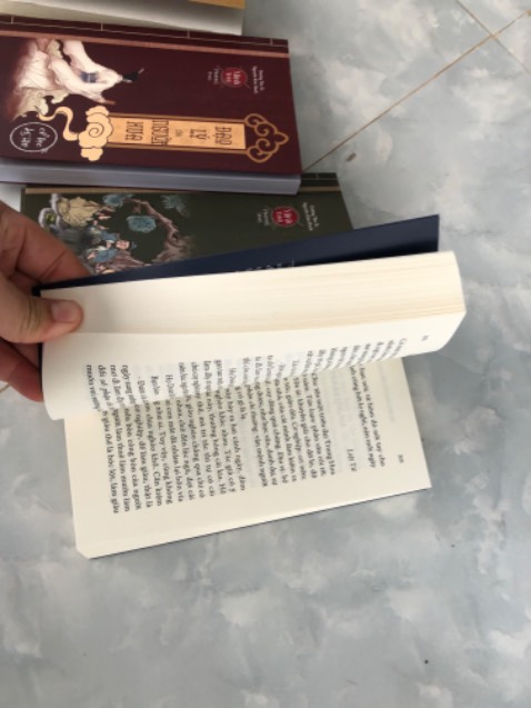 Combo 4 cuốn 2 cuốn chất lượng giấy vàng tốt, 2 cuốn chất lượng giấy trắng lạ lắm, 2 cuốn giấy trắng kém chất lượng, có vẻ 2 cuốn trắng lạ lắm Combo 4 cuốn 2 cuốn chất lượng giấy vàng tốt, 2 cuốn chất lượng giấy trắng lạ lắm, 2 cuốn giấy trắng kém chất lượng, có vẻ 2 cuốn trắng lạ lắm