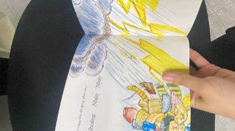 cuốn này gần gũi với con vì con t cũng hay tự vứt qao lung tung, nên chọn ngay cuốn này. đọc xong là con hứa ko để như thế nữa luôn, con t đã 5t nên bdau tự đọc dc