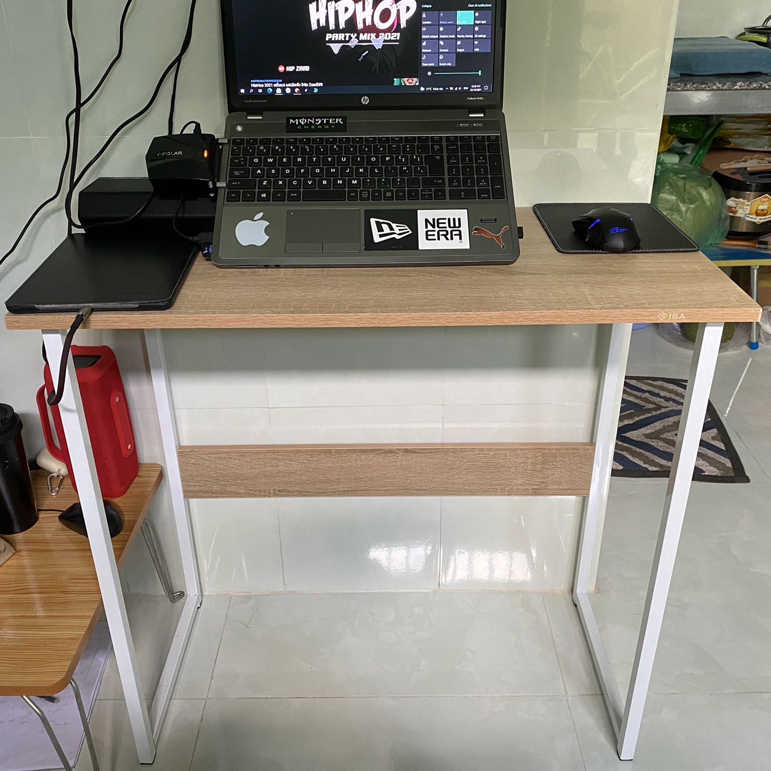 hợp túi tiền sinh viên và người thu nhập thấp, ngoại quan đẹp. Chất lượng không ổn. Mối hàn mỏng manh, cắt hàn xấu. Đóng gói tệ. Nên lót thêm giấy hoặc nilong giữa các lớp mặt bàn và chân bàn để tránh vận chuyển hư hỏng. Cty vận chuyển đã tệ, người bán hàng đóng gói càng tệ, sản phẩm đến tay khách hàng chẳng khác gì đồ cũ.3 sao cho chất lượng. 2 sao cho đóng gói và vận chuyển.