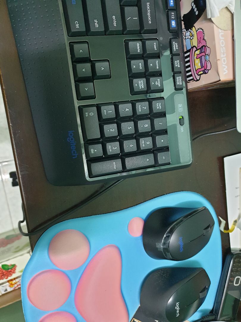 Sản phẩm mua lần 2, lần này giao móp méo nhiều, cũng may là bên trong không hư gì hết, có nút on/off riêng biệt cho chuột và bàn phím, chuột không phải loại silent nên có tiếng click click.