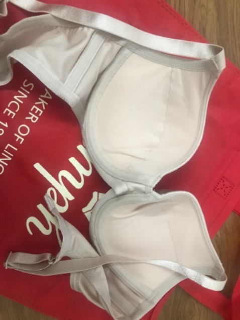 Vải mềm, ôm sát không gây cấn.