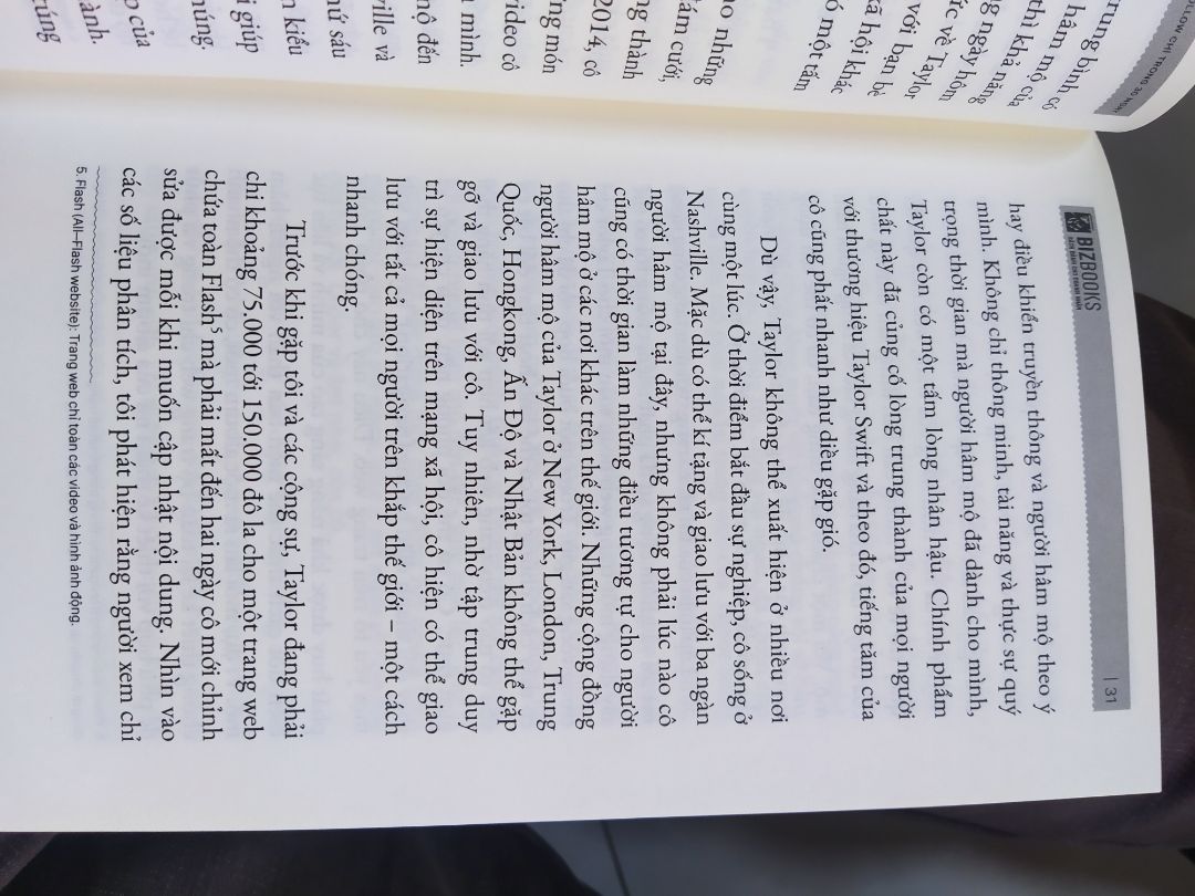 nội dung do chưa đọc nên mình chưa bình luận đc. nhưng về chất lượng hàng và cách đóng gói thì nhà sách fahasa chưa bao h làm mình thất vọng. Cuốn này mua về đc bọc kính đàng hoàng rất thích.