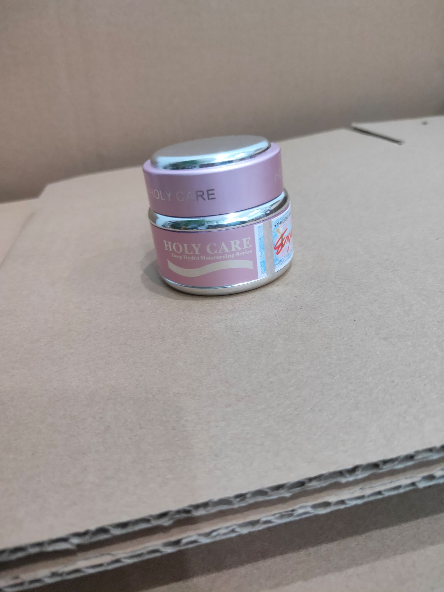 Giao hàng nhanh, đóng gói cẩn thận. Mình check thấy chính hãng, sử dụng tốt sẽ quay lại ủng hộ, shop tư vấn tận tình lắm nha. Quà tặng kèm chai xịt to đùng luôn🥳🥳🥳