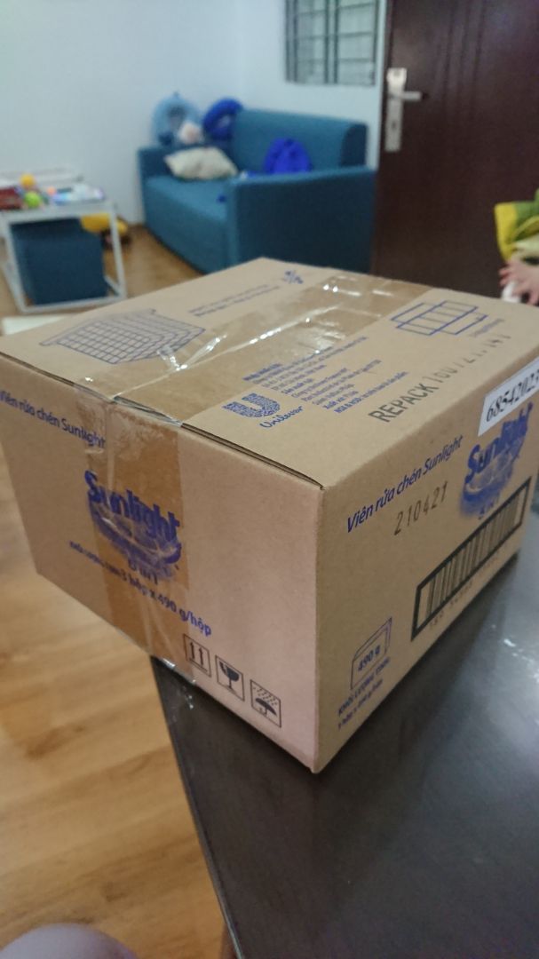 Sản phẩm đc đóng gói ki càng, cẩn thận. Tiki Now ship nhanh. Viên rửa sạch, bóng bát đĩa, tuy ko thơm lắm nhưng cũng ko có mùi khó chịu. Viên khá đắt nên mình đã bẻ đôi ra dùng 2 lần ít bát đĩa vẫn rất ok