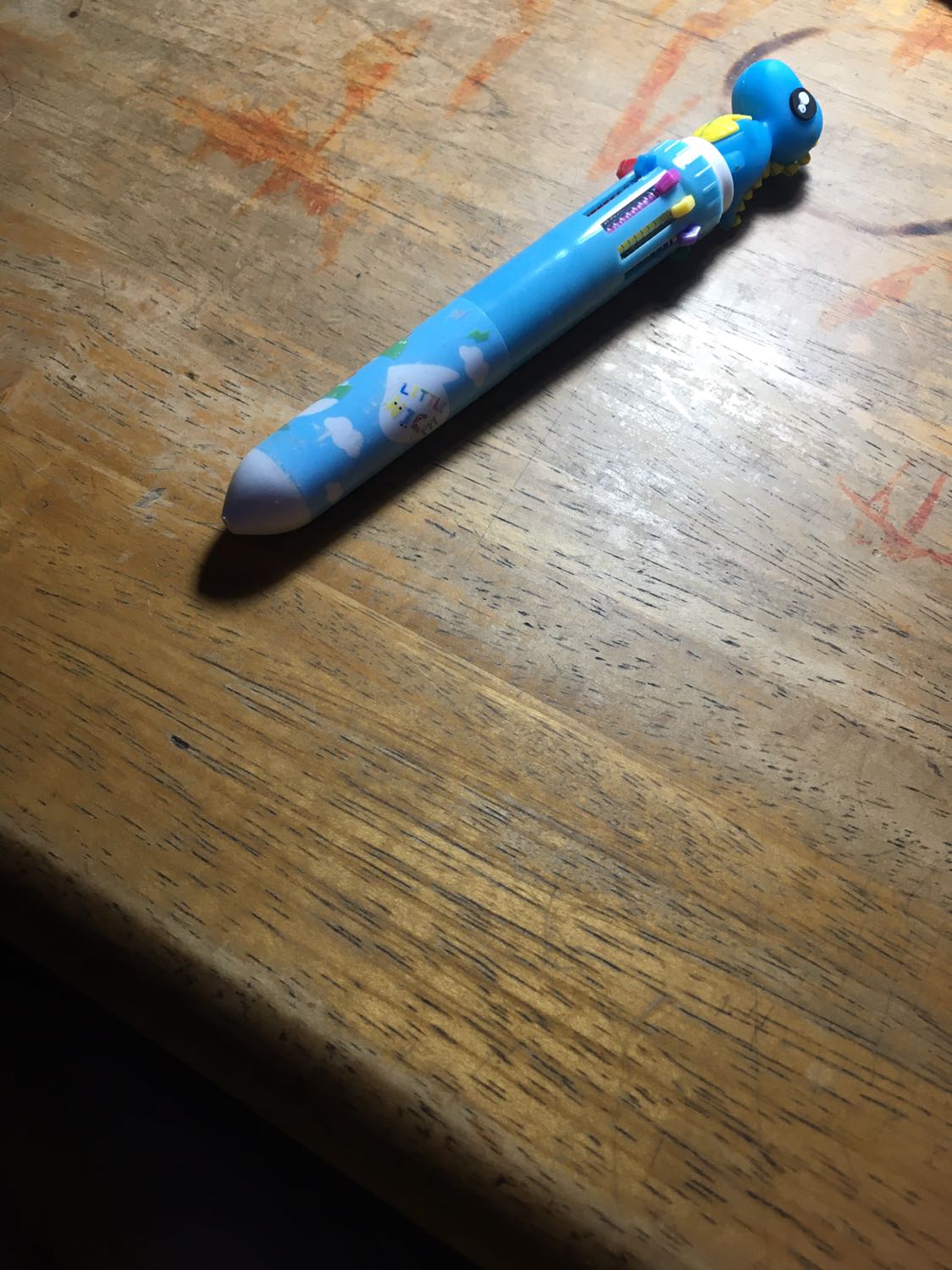 Đầu tiên là cây bút viết được, các màu có mực cả. Em khủng long có mùi thơm dễ chịu.