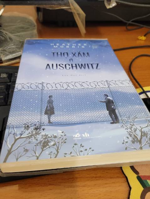 Lúc nhận sách mới thấy bìa sách đẹp cực kỳ, cầm trên tay mà cứ muốn ngắm mãi thôi. Thấy nhiều người khen cuốn này lắm, đọc phần giới thiệu ở cuối sách thấy cũng hấp dẫn nên nhân dịp sale mình quyết định mua thử. Phải nói lâu rồi mới đọc được cuốn sách hợp gu với mình như vậy,  câu chuyện có thật về cuộc đời của nhân vật chính khiến mình đọc liên tục không thể bỏ quyển sách xuống. Trải qua những năm tháng địa ngục trong trại tập trung Auschwitz nhưng người thợ xăm vẫn không đánh mất hy vọng,  để rồi cuối cùng nhận được một cái kết có hậu. Đọc xong cuốn này làm mình muốn tìm thêm sách về thế chiến 2 để đọc tiếp ghê