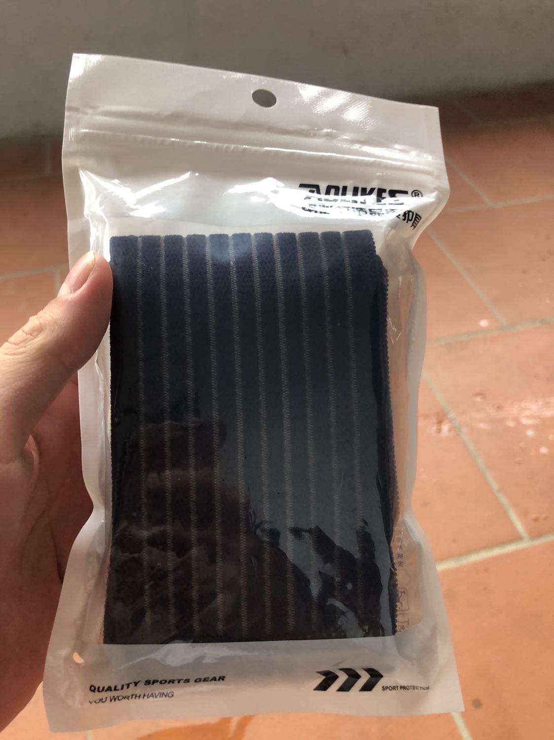 Băng tay rất chật, miếng dán may sát nhau nên khi băng không hề thoải mái. Cần khắc phục sản phẩm ngay và luôn nhé shop. Băng tay rất chật, miếng dán may sát nhau nên khi băng không hề thoải mái. Cần khắc phục sản phẩm ngay và luôn nhé shop.