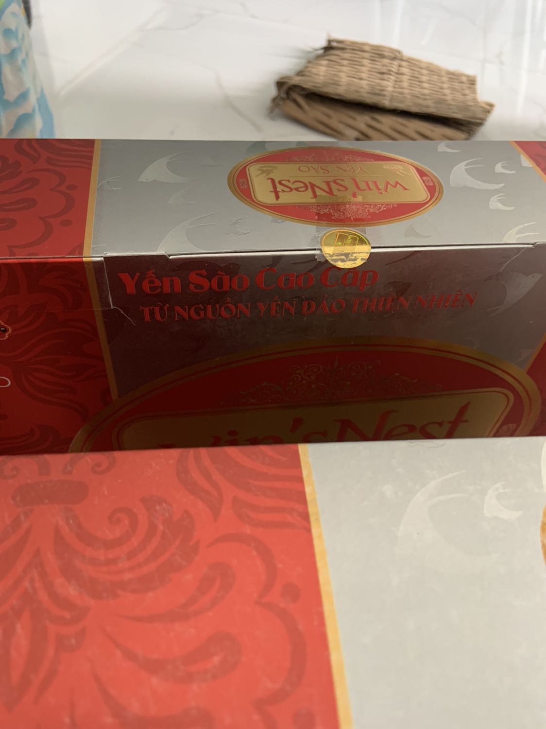 10 điểm về đồ giao nhanh. nhanh cấp kỳ dù ko chọn dc tikinow.
9 điểm đóng gói ngoài, đóng gói khá kỹ có lớp lót. hàng tặng dc đóng gói riêng và đẹp.
1 điểm vì hàng mới mà vỏ móp méo, tem thì bị bong cạy, rồi ai chứng cho tôi hàng thiệt?