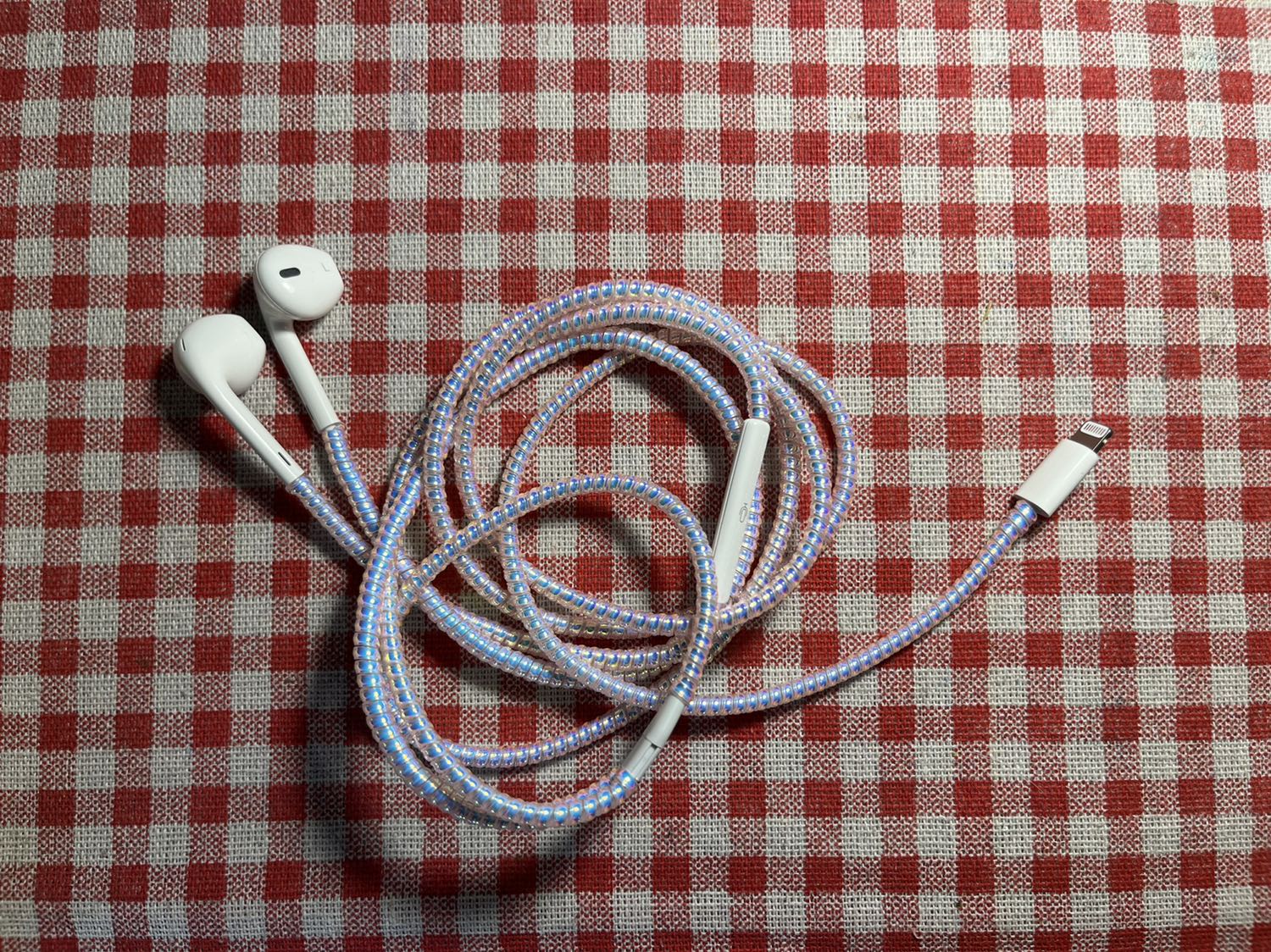 Tiki: giao hàng nhanh, đầy đủ, nguyên vẹn.
5/5

Tai nghe: 
- Dùng tai nghe có dây đỡ phải kết nối và sạc. 
Mình không am hiểu lắm nên cứ mua Apple cho đồng bộ. 
- Nghe tiếng rõ, đều. 
- Gọi thoại ổn định, không bị đứt tiếng, ồn thì không lọc được vì loại này dòng thấp mà. 
- Âm lượng nhỏ hơn so với tai nghe khác mình đã dùng (samsung, lenovo, sony). 
- Đeo thời gian ngắn thì không sao, đeo hơn 30p là mình bắt đầu đau tai :( (có thể do nghe bé nên mình phải chỉnh mức âm lượng lên cao, lâu thì đau).  Uhm.... chắc mình sẽ tìm mua loại khác sau 😂
3.5/5