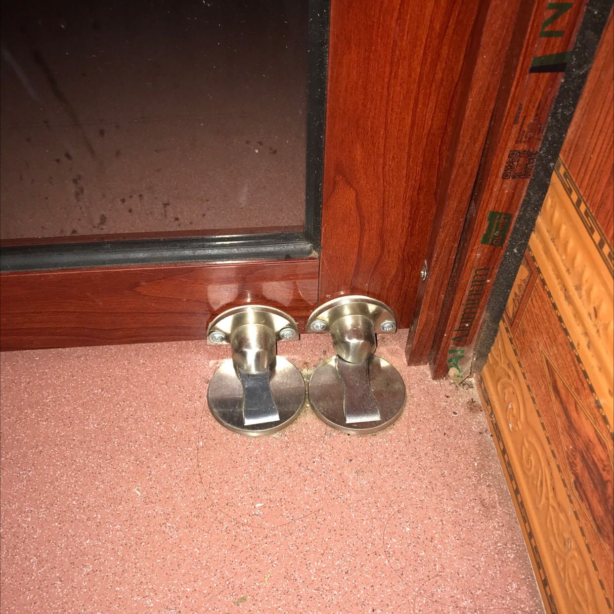 Độ dính hút kém phải lắp 2 cái mới giữ được cửa