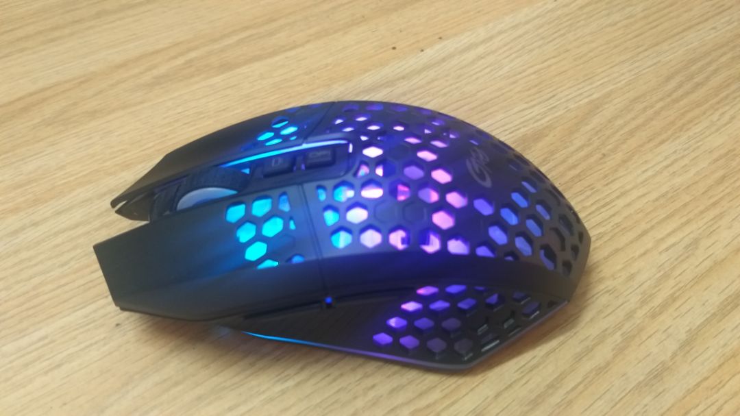 Chuột mẫu mã đẹp, chức năng ok, click rất êm, nói chung là tôi rất thích, cầm rất sướng tay. Tuy nhiên vô tình cầm lên lắc nhẹ nhẹ thấy nó kêu rột rột bên trong, không biết có rớt linh kiện gì ra không. Mình nghĩ có khi là do vận chuyển thôi. Nếu được đề nghị cho tôi đổi con khác. Vẫn đánh giá shop 5 sao. Chuột mẫu mã đẹp, chức năng ok, click rất êm, nói chung là tôi rất thích, cầm rất sướng tay. Tuy nhiên vô tình cầm lên lắc nhẹ nhẹ thấy nó kêu rột rột bên trong, không biết có rớt linh kiện gì ra không. Mình nghĩ có khi là do vận chuyển thôi. Nếu được đề nghị cho tôi đổi con khác. Vẫn đánh giá shop 5 sao.