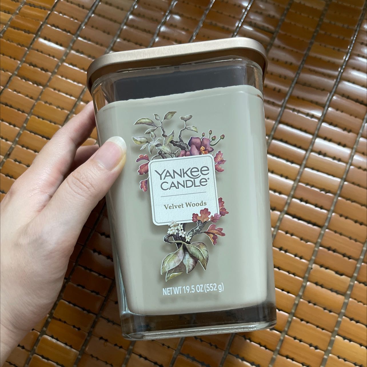 Nhận được nến zui quá. Đặt 3 mùi mùi nào cũng ưng. Mùi này ngọt ấm, sâu, sang chuẩn các tầng hương gỗ nhá. Cưng quá. Đóng gói thì siêu cẩn thận đi.