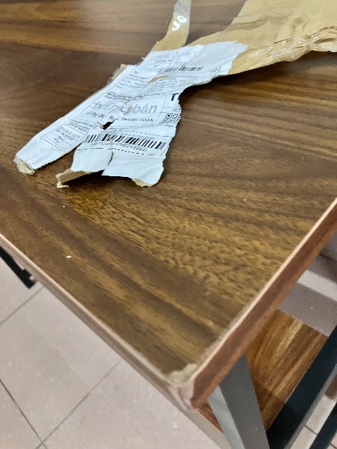 2 góc cạnh mặt bàn bị lỗi - như hình đính kèm và 1 góc đó mặt bàn bị rộp lên ko phẳng như tiêu chuẩn