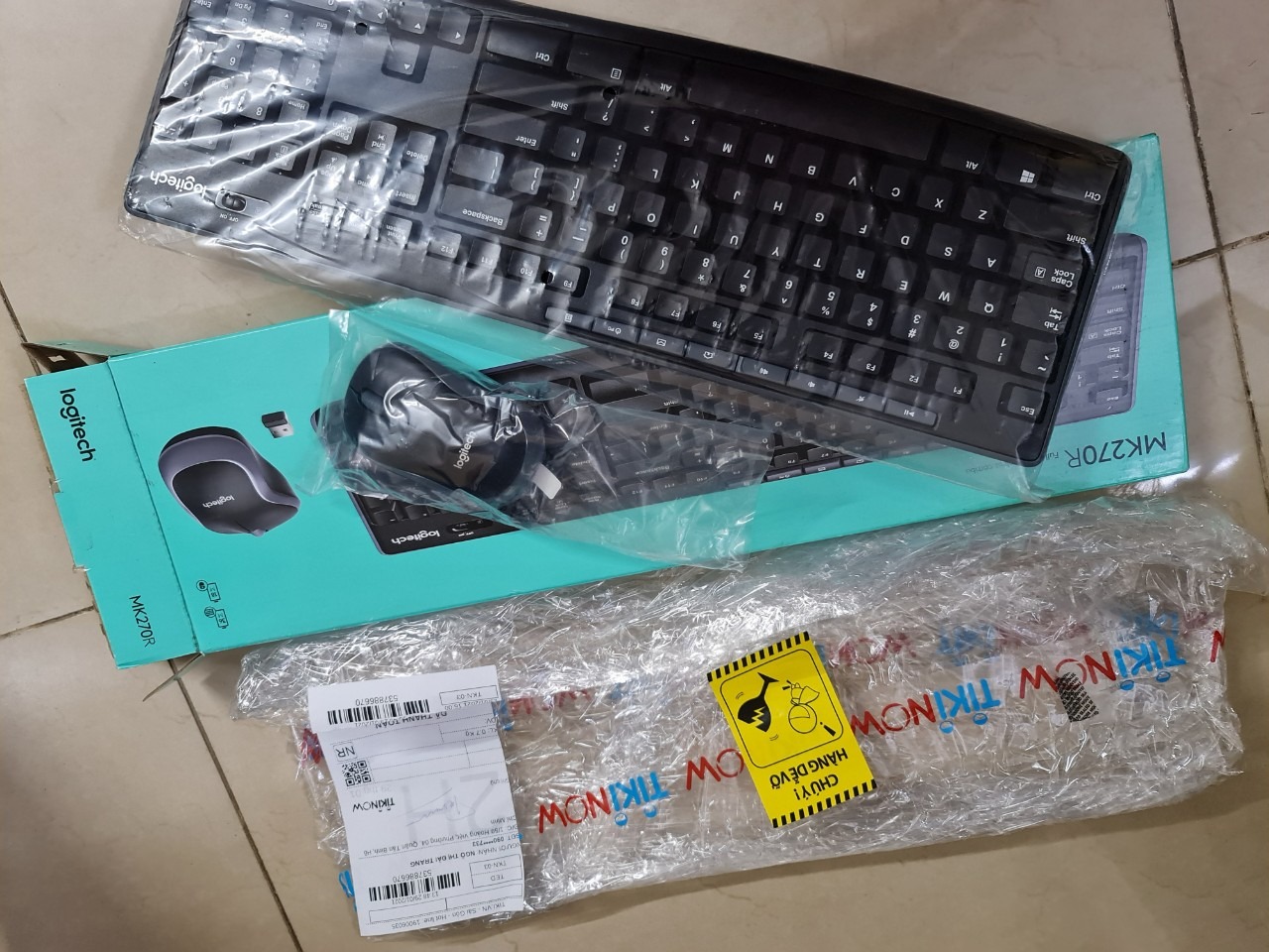 Mình đã nhận sp này hôm qua, hàng đóng gói kỹ, tuy nhiên khi khui ra thì ko có cục usb kết nối máy tính, Tiki kiểm tra và phản hồi lại dùm mình nhé