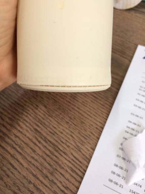 Thật sự mình không thấy hài lòng, 2 cái bình mình mua cũ ơi là cũ, màu nâu chưa dùng như hình, ở dưới lớp nhựa còn bị bong ra,  Còn bình màu trắng thì mình cho cà phê vào mang đi làm, tới công ty, thấy bên trong đó bị đổ cà phê vô cái vành ngăn cách vách nhựa cái bình thủy tinh, giờ không biết sao rửa luôn