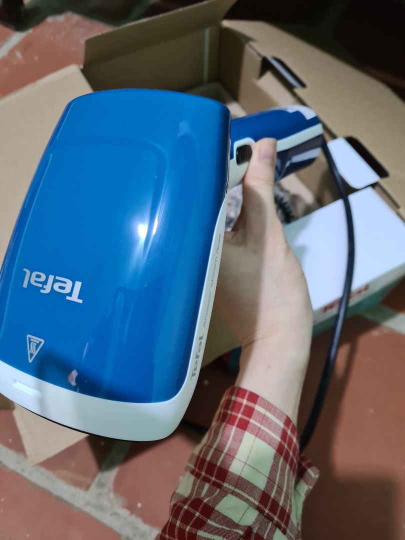 Mình rất mong chờ chiếc bàn là này, và đã nhận được hàng trước 1 ngày so với dự định. Hình dáng đẹp, nhỏ gọn, được bảo hành 2 năm. Mình đã dùng thử, khá ưng ý, tuy nhiên phần hộp nước hơi nhỏ, nên nếu là nhiều sẽ cần cho thêm nước thường xuyên.