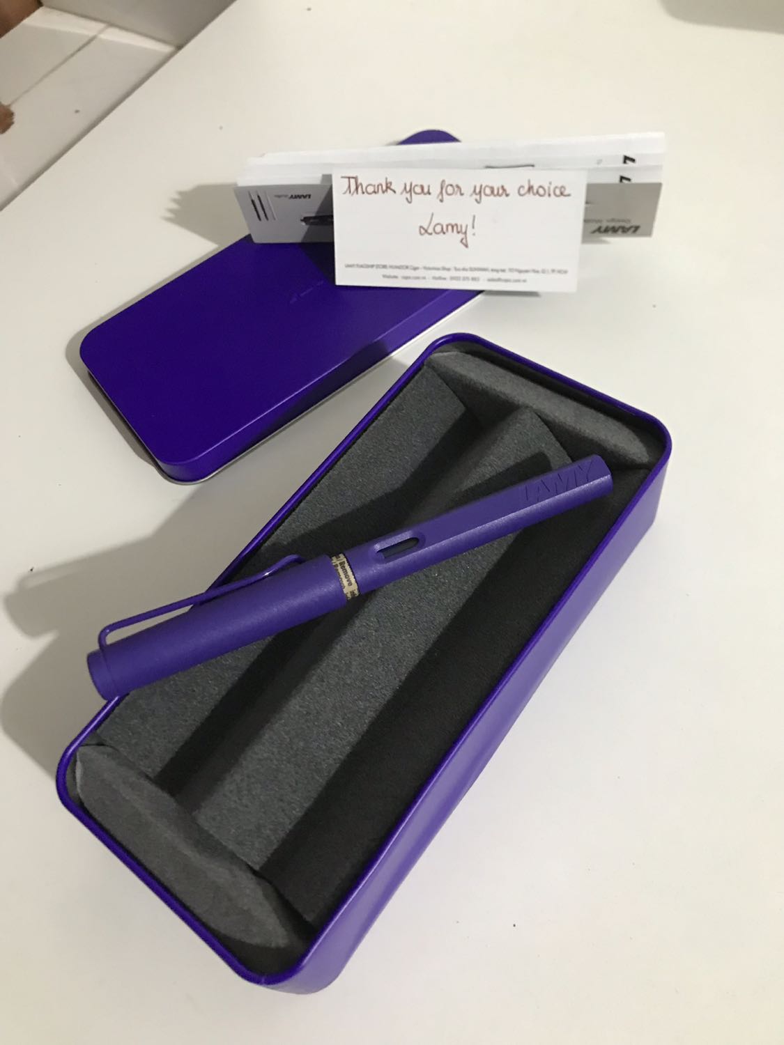 Bút nhẹ và viết đẹp lắm 
Hàng chính hãng nên các bạn yên tâm khi mua hàng nhé