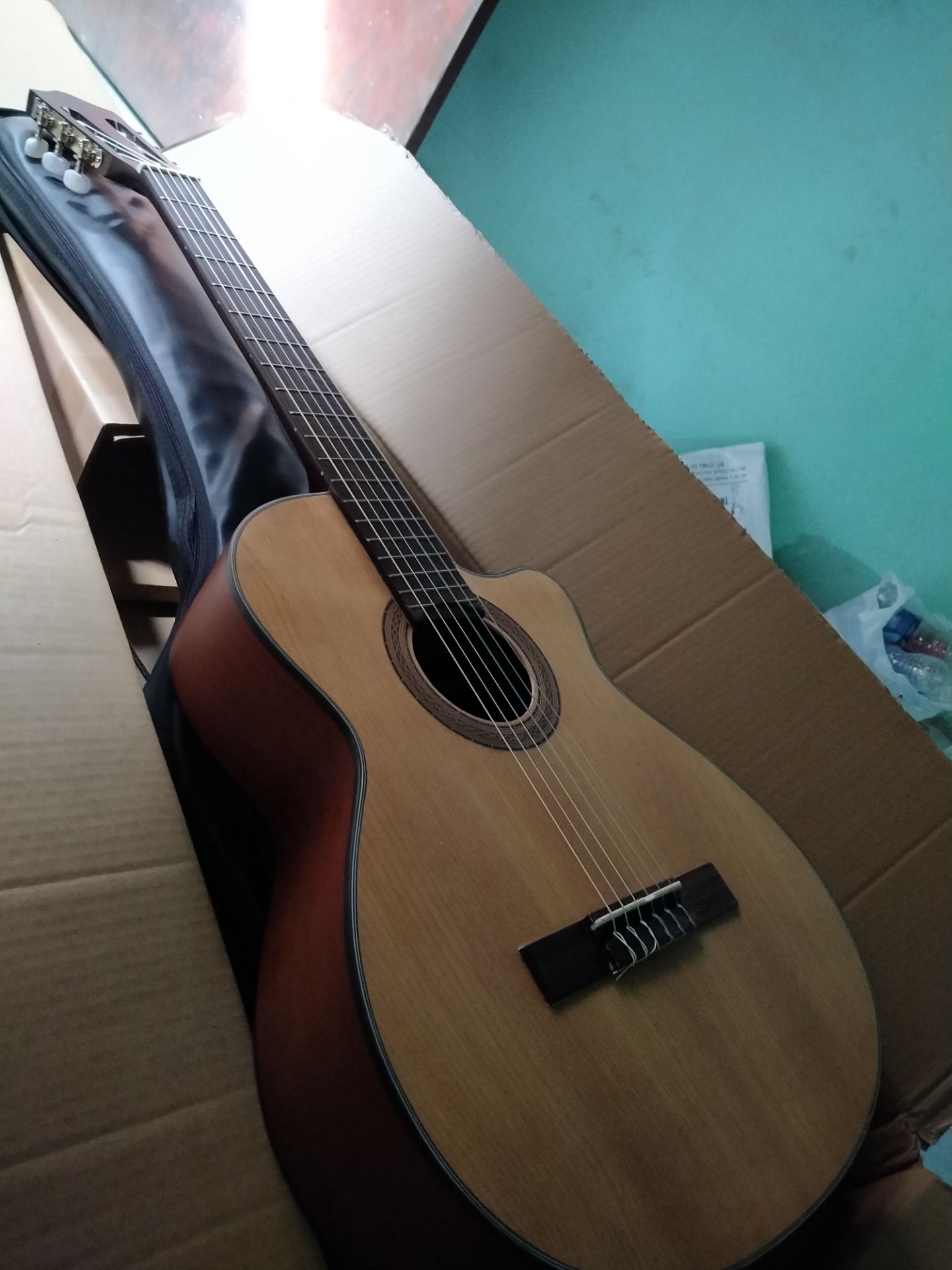 giao hàng đúng hẹn, đàg ko trầy xước, chơi khá sướng. nhìn chung. loại này là ổn nhất cho người mới chơi. Chơi tốt rồi hả mua Acoustic. Shop uy tín