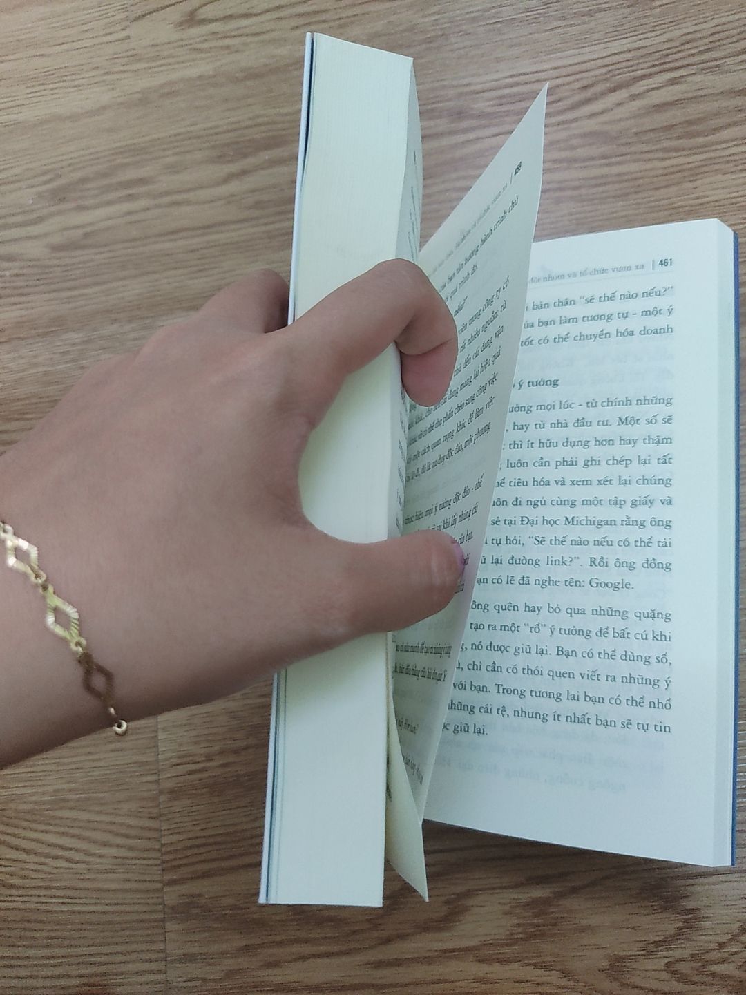 Đây là lần đầu tiên mình mua sách trên tiki. Đọc review có nhiều người bảo sách bẩn, chất lượng không tốt nên cũng hơi quan ngại nhưng vì đợt 14/10 giảm giá nhiều quá nên mình bấm bụng mua luôn :p Cảm nhận của mình sau khi mua hàng ở tiki là giao hàng nhanh chóng, mới đặt hôm qua hôm nay có trong khi dự kiến là 2 ngày nữa. Về chất lượng sách, phải nói mình là người khá kỹ tính khi mua sách nhưng những cuốn sách mình nhận đợt này (mình mua hơn chục cuốn) không có gì để chê. Sách đẹp, thẳng thớm, không bụi đáng kể, không quăn góc và một số cuốn vẫn còn trong bọc. Tuy cuốn này bị lỗi dính trang nhưng không sao, những cuốn sách trong nhà sách đôi khi cũng mắc lỗi này mà. Nói chung là sách đợt này mình  ưng lắm. Mong tiki đừng sale nữa!! ?