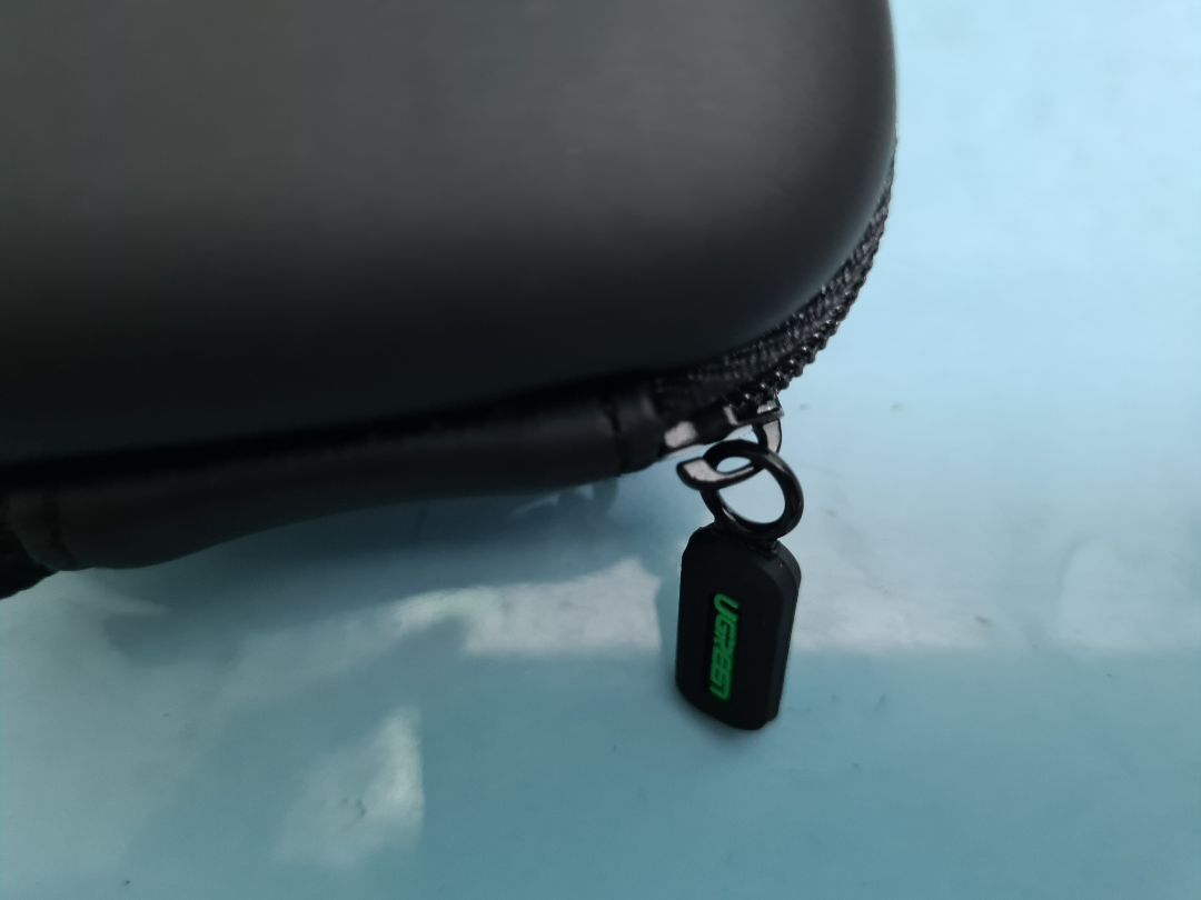 sản phẩm chắc chắn, thơm như nhiều bạn nói. nhưng chỉ có một dây kéo và có một khoảng hở nhỏ nơi khóa kéo như hình nên phân vân không biết có dễ hư không?
Nếu hư dây kéo có được bảo hành không nhỉ vì mình thấy ghi bảo hành đến 18 tháng.
Mình mua để đựng hộp tai nghe true wireless nhưng hàng chưa về nên thử dùng với những thứ khác như quảng cáo để xem sao. kết quả:

Nếu để đựng tai nghe có dây hoặc cáp sạc và củ sạc thì chỉ có củ type C và củ Micro USB mới vừa với hộp còn nếu củ sạc nhanh như hình thì để kiểu nào cũng không vô.
Nói chung thấy cũng chất lượng nhưng chỉ lo về phần dây kéo.