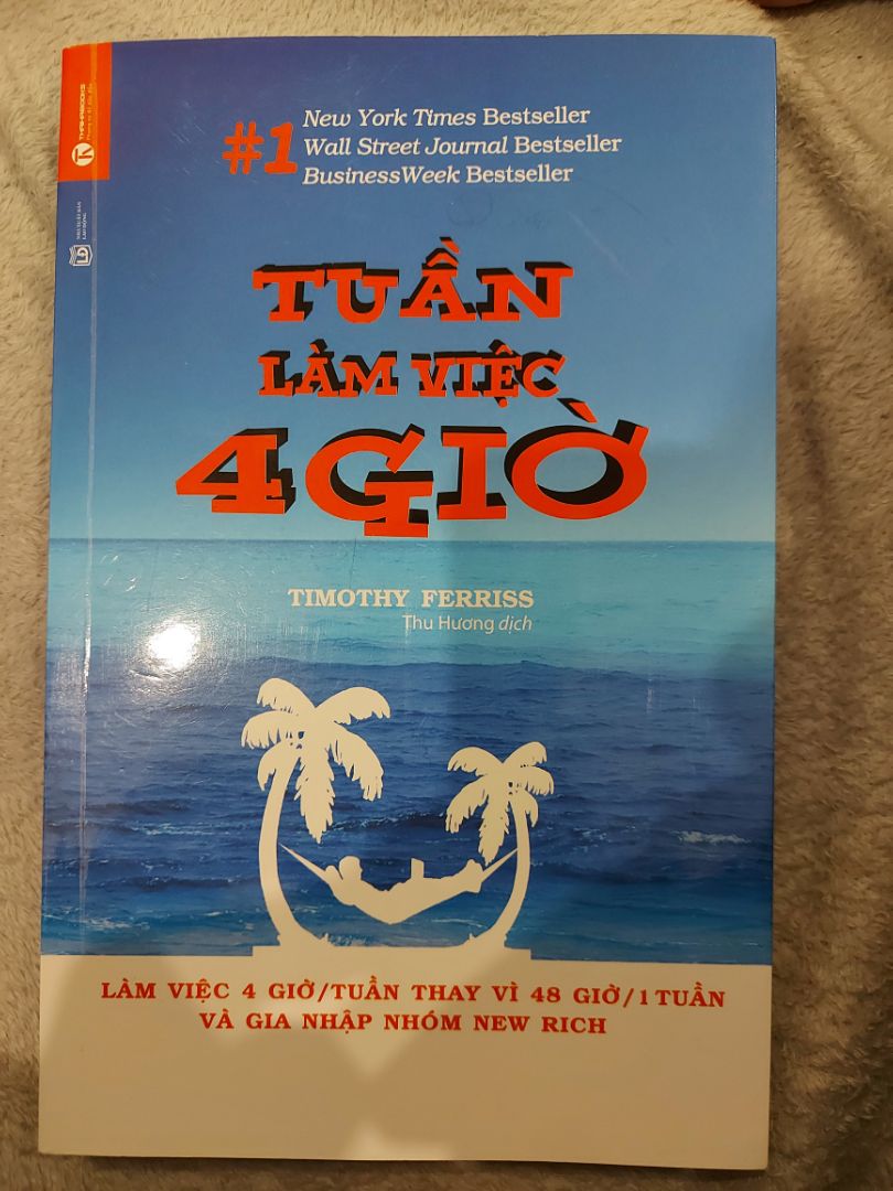Nội dung sách do một triệu phú kể lại về lối sống, cách làm việc, cách bắt đầu kinh doanh, điều hành công việc kinh doanh làm sao tốn ít thời gian nhất, dành nhiều thời gian đi hưởng thụ nhất
Có vẻ là áp dụng cho chủ DN nhỏ nhưng cũng có những tư duy về làm việc theo nguyên lý 80/20 có thể áp dụng. Câu chuyện chia sẻ của tác giả cũng có nhiều điều thú vị
Giao hàng tikinow2h nhanh nhưng không bọc. may là ko bị móp méo góc sách