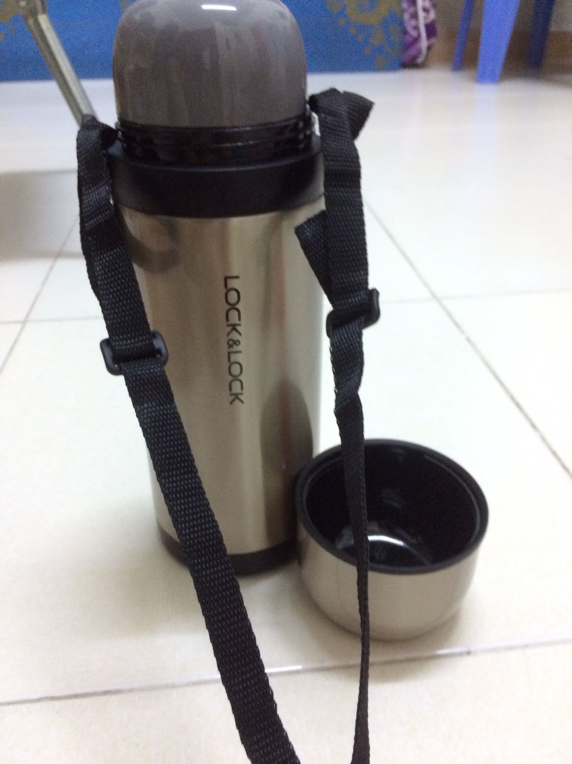 Hàng xịn sò nha mn ơi: bình to gần cả lít ^^, chắc tay, có nắp rót nước uống, có quai xách, giữ nhiệt đc gần như cả ngày luôn nha mn ơi. Hàng của Tiki không làm em thất vọng nha mn ơi! Tiền nào của đó thôi ạ! Chúc Tiki ngày càng phát triển ạ!