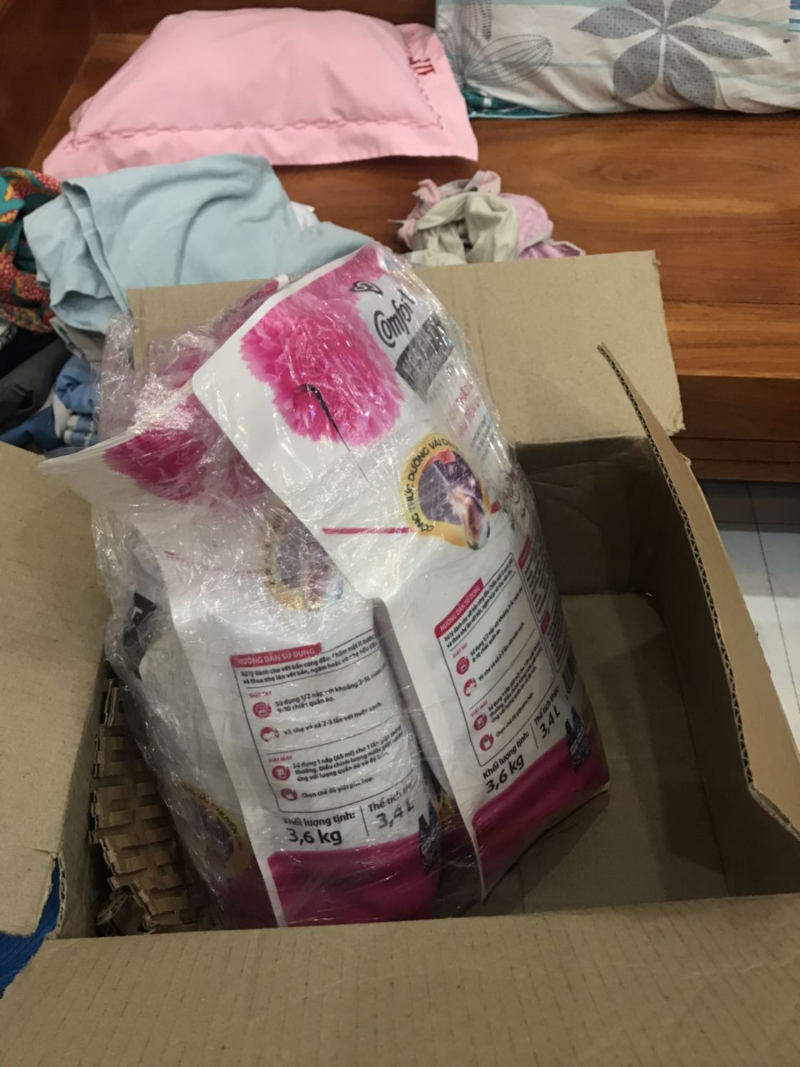 Bán hàng dối trá, kiểu treo đầu dê bán thịt ***. Hình ảnh 1 bịch tặng bộ đôi comfort và nước rửa mặt. Mua 3 bịch lại tặng 1 bộ (như hình). Đơn hàng thứ 2, ko có hàng hàng khuyến mãi.