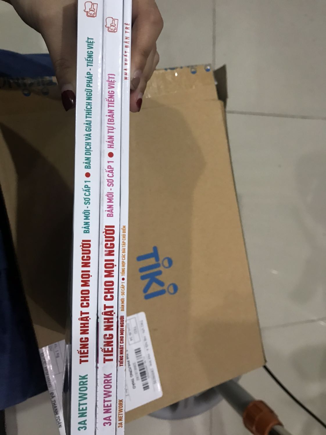 Mình đặt mua bộ 4 quyển sách, hqua mới khui, thấy thiếu 1 quyển bản Tiếng Nhật??? Trong khi 3 cuốn còn lại cộng giá tiền mới cỡ 200k??? Một quyển còn lại đâu ạ? Nhờ Tiki giải quyết giúp mình.