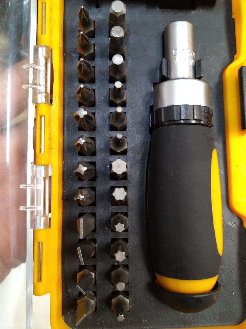 Ko mắc lắm. Tiện dụng. Thân vít hơi to với những lỗ sâu. Có xiết trái/phải. Mua bộ này với bộ vít xiaomi là đủ chơi.