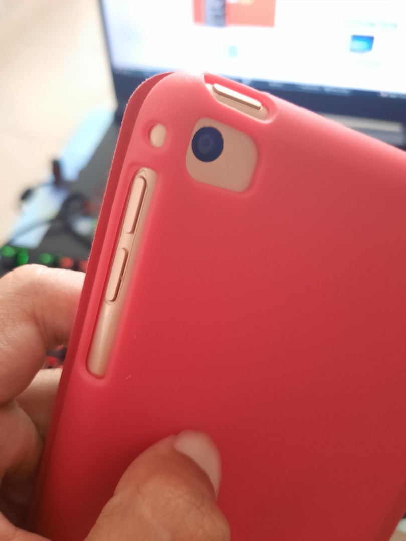 Bao ngon, đẹp. Mình mua màu đỏ về dùng cho con iPad Mini 5 khá hài lòng(Mặt sau hơi ngả nhạt so với mặt trước).
Tuy nhiên điểm mình không thích là có vẻ do thiết kế dùng chung cho 5 đời máy nên có mấy chỗ khoét bị dư, thừa(như ở chỗ âm lượng, camera,..) nhưng cái này xảy ra ở mặt sau nên khi dùng không để ý lắm ?