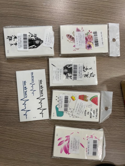 Dễ dán & cũng dính lâu nha. Giao nhanh nữa
Chỉ cần để dưới vòi nước rồi ịn lâu lên da & sau đó không cào mạnh hay cọ xát lên hình xăm là được :)
Nhìn chất & cũng rất ok nha