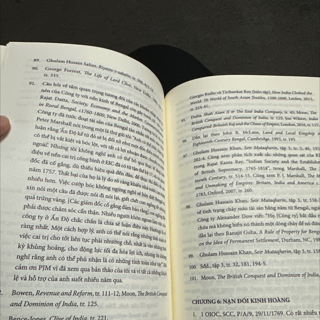 Sách này bị lỗi mất cả một đoạn khá dài, trong khi đó phần chú thích đến 101 nhưng chương 4 đọc chỉ đến được chú thích 69 và kế tiếp là hình ảnh rồi qua chương mới luôn 😃 và không có câu chuyện kế tiếp gì luôn. Mình khá thất vọng vì sách này mình mua cũng không hề rẻ, và là vì sách mình không thể nào mua về và lật từng trang kiểm sách có lỗi hay không. Sách thì hay thật nhưng bị như vậy thì là một trải nghiệm không mấy gì tốt đẹp và mình bỏ tiền ra mua SÁCH chứ không phải bỏ tiền ra mua SÁCH LỖI rồi bán như vậy ạ