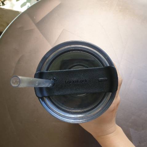 Thiết kế tối giản và sành điệu. Giữ nhiệt tốt, bên trong không có quá nhiều chi tiết rườm rà nên dễ dàng vệ sinh. Ống hút tặng kèm màu trắng trong suốt nên nhìn rất sạch sẽ.