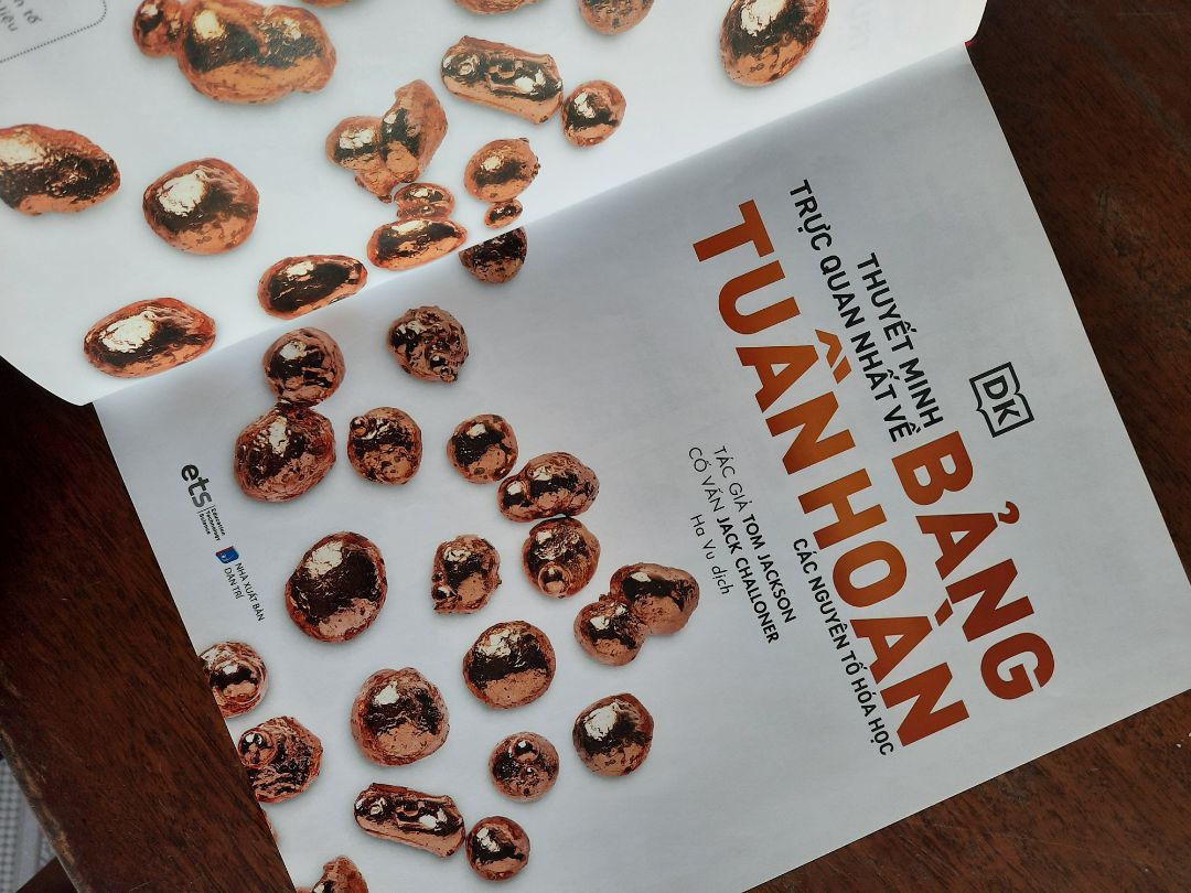 Sách cực êm luôn nhaaa, có bìa sách thì mình hơi buồn vì nó bị gãy như vậy mà nội dung trình bày rất đẹp, poster rất to và ấn tượng luôn. All in all, một quyển sách đáng muaaaa