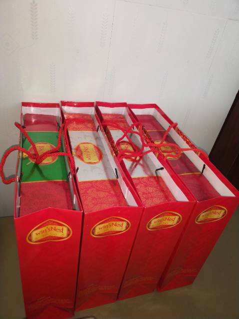 Giá tốt giảm hơn 50% và được tặng thêm 1 lọ lẻ. Đóng gói hơi cồng kềnh tí nhưng giao cũng khá nhanh. Yến chưng đường thơm lắm uống ghiền nhưng không uống nhìu, tầm 3 lọ 1 tuần thôi. Còn không đường này mình mua về cho ông ngoại bị tiểu đường uống,