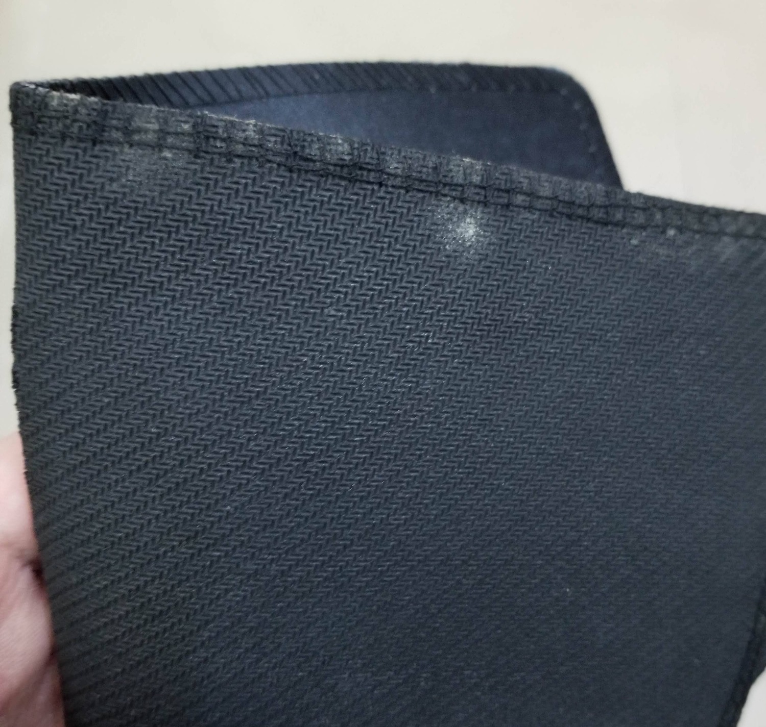 Sản phẩm ko giống hình. Mua về thấy miếng cao su còn bị gãy rách ra, có lốm đốm trắng như bị mốc meo vậy. Muì cao su nồng nặc. Sản phẩm ko có nhiêu tiền nên cũng ko đòi hỏi gì, bịt bao ngoài cũng sạch sẽ mà bên trong thấy ghê quá!