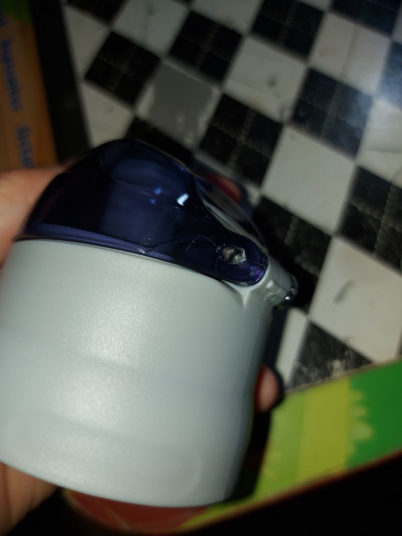 lần đầu đặt nhưng tôi khá thất vọng. làm quà tặng mà như này có mà tự sài luôn :) đóng gói thì xấu, cái này thì cũng không đáng nói đi. đặc biệt nhất là LINH HỒN CỦA BÌNH NƯỚC NÀY LÀ CÁI NẮP ĐẬY. Cái nắp bị vầy thì phải làm sao? cũng chả ai bán nắp bình lẻ này :) quá đáng