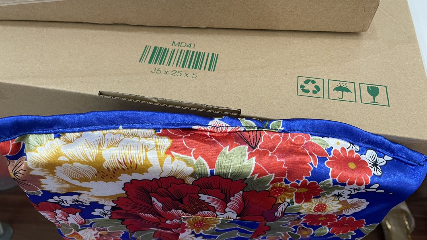 Đóng gói đẹp, vải tạm ổn. nhưng đường may chưa đẹp.