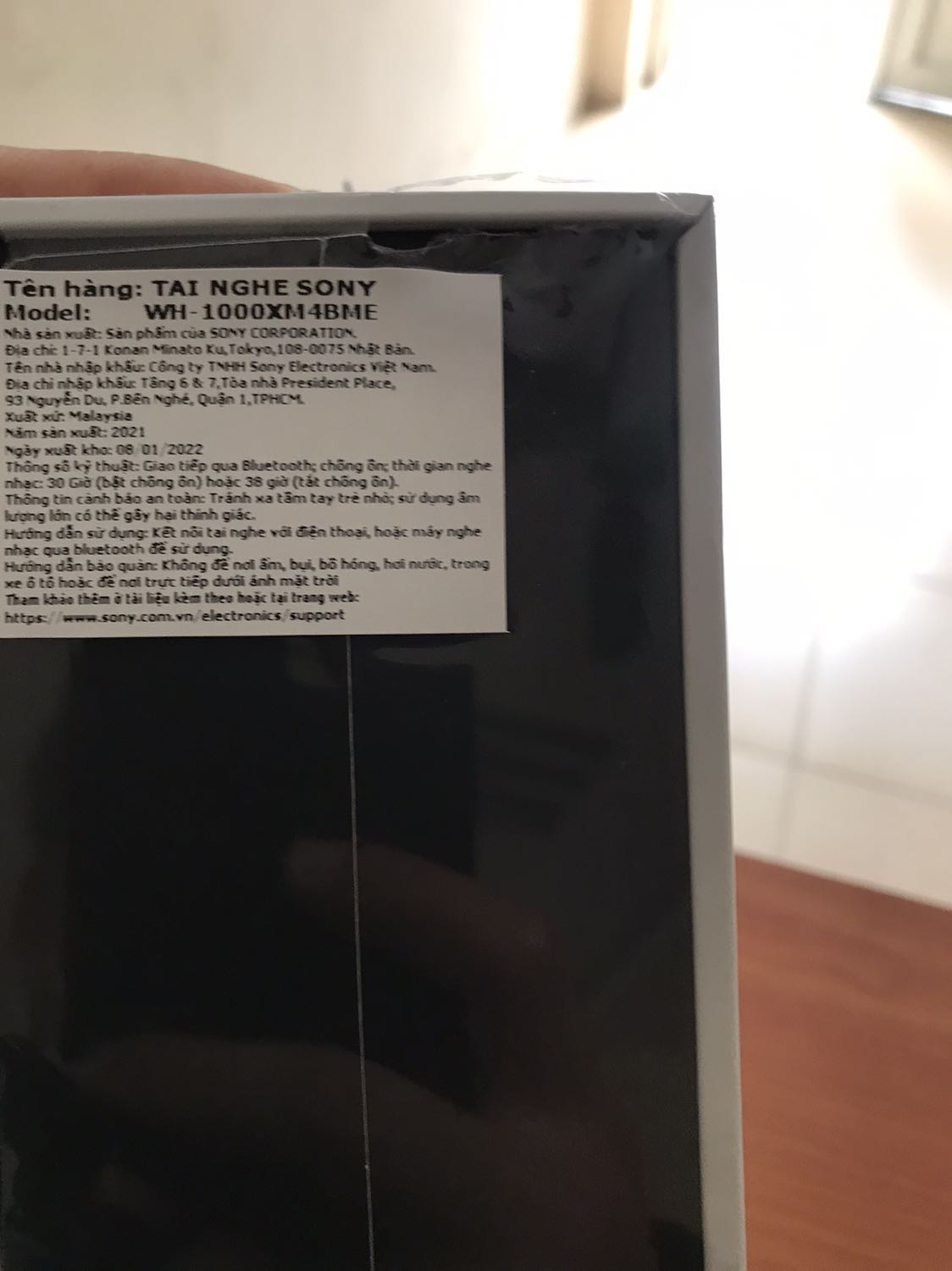 Tuyệt vời không thể tuyệt vời hơn! Con sp800n nhỏ gọn đeo khi chạy bộ còn con này đeo lúc ngồi làm việc là phê lòi! Phụ kiện đủ hộp đựng nhỏ gọn, dây 3.5 kết nối trực tiếp để cho ai nghi ngờ chất lượng convert music qua bluetooth, dây sạc type C, đầu cắm 2 chấu cho những chuyến bay dài thưởng thức phim trên ghế ngồi! Chụp tai kín đến mức bất ngờ! Đeo không cảm giác nặng hay cấn đầu. Mỗi tội ai ko đeo quen thì sẽ cảm giác nóng tai đôi chút! Tiki giao đúng hẹn, hộp nguyên đai nguyên seal hàng malaisia! Chất lừ! Vừa nhìn đã yêu!