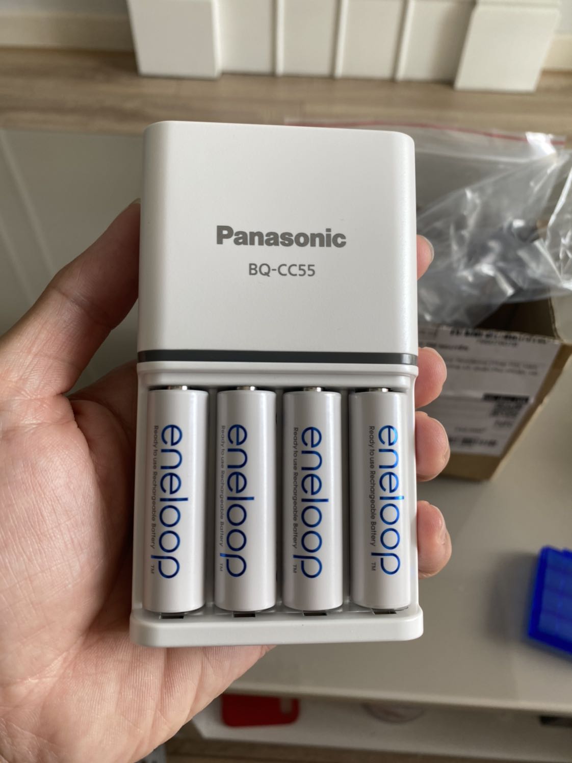 Sản phẩm cầm nắm chắc chắn, hoạt động như quảng cáo. Pin sau khi sạc đầy thì có vẻ bị quá nhiệt, sẽ dể dàng bỏng tay nếu da mỏng như các bạn nữ. Cần thời gian mới biết độ bền của pin cũng như bộ sạc vì mình dùng cho khoá cửa điện tử. Mọi thứ đều ổn nhé. Cho 4* vì giao hàng hơi lâu.