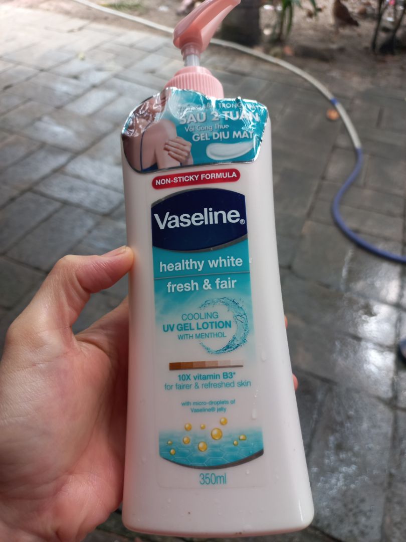 mình mua hàng nhưng shop giao sai sản phẩm, nt thù shop có hoàn tiền lại 1 chai, loại này thấm cực nhanh nên thích hợp dùng cho mùa hè, nhưng bạn nào da khô thì cân nhắc nha vì dùng da khô lắm