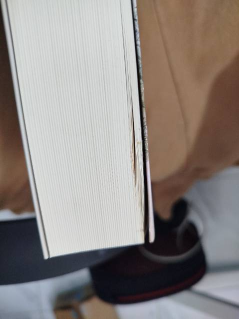 Đã đổi hàng 1 lần nhưng mình nhận lại vẫn là sách bị bẩn + xước, nhăn giấy nên mình nghĩ phần lớn là cách bảo quản của kho không ổn, sách không có seal. 
Quà tặng kèm là bộ bookmark tiki cũng đáng iu