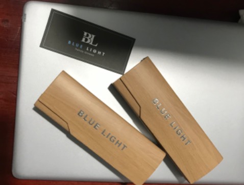 Kính được đặt trong hộp nhìn trông rấp đẹp nha có cả sẵn khăn trong hộp nữa 
Kính có chống nắng 
Nói chung xứng đáng với giá tiền 
Đây là lần đầu tiên mua ở tiki và thấy rất ưng nha 
Mỗi cái là giao hàng lau thui à