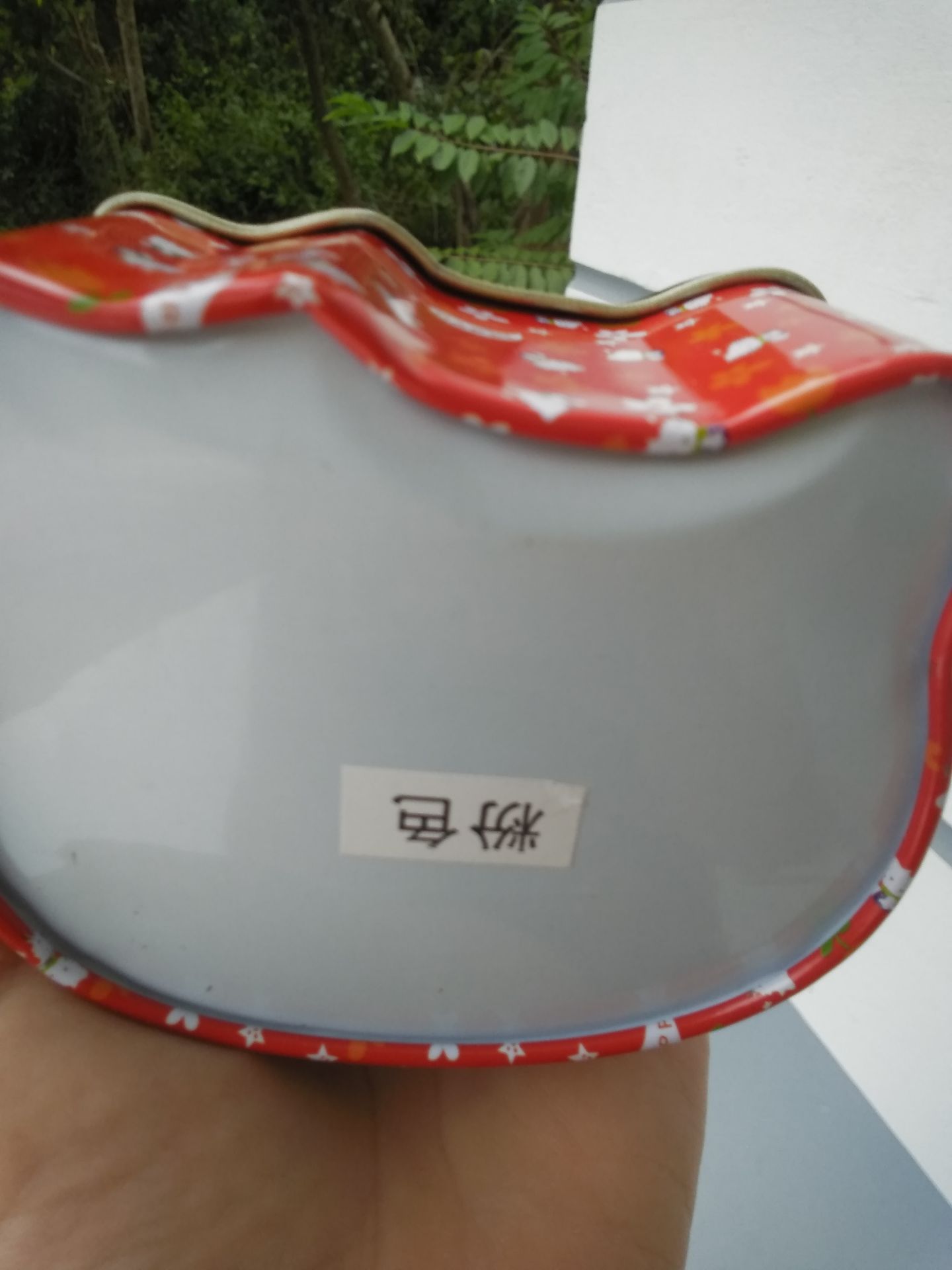 Đăng sản phẩm nhiều màu nhưng giao chỉ có một màu hồng; hàng Trung Quốc; hộp bị móp ở đáy; nắp hộp bị trầy xước. Yêu cầu Tiki thu hồi sản phẩm này và hoàn lại tiền bằng Tiki xu cho tôi!