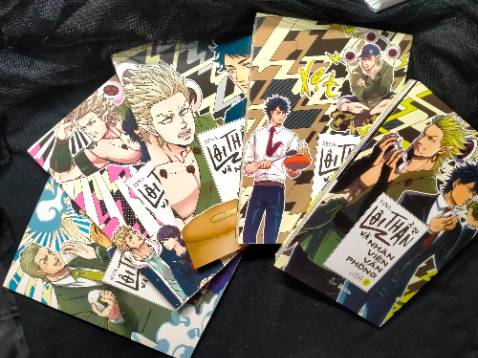 Thực sự là không có theo truyện từ đầu, nên đến tận tập 4 mới đu. Nhưng truyện rất là hay, hài hước và không kém phần cảm động.
Một Raiyu cố gắng học cách trở thành con người, dần có được cảm xúc của con người, và yêu Omura. Còn Omura, một con người ấm áp, luôn suy nghĩ thấu đáo và lo lắng cho Raiyu, không vì ước muốn ích kỷ của bản thân mà lợi dụng Raiyu để Raiyu yêu mình. Cái kết đối với mình là rất trọn vẹn rồi. Sau này thì sẽ còn gặp được 2 anh ở bên truyện "Anh em nhà Motohashi" nữa.
Đáng tiếc là mình không theo truyện từ đầu.