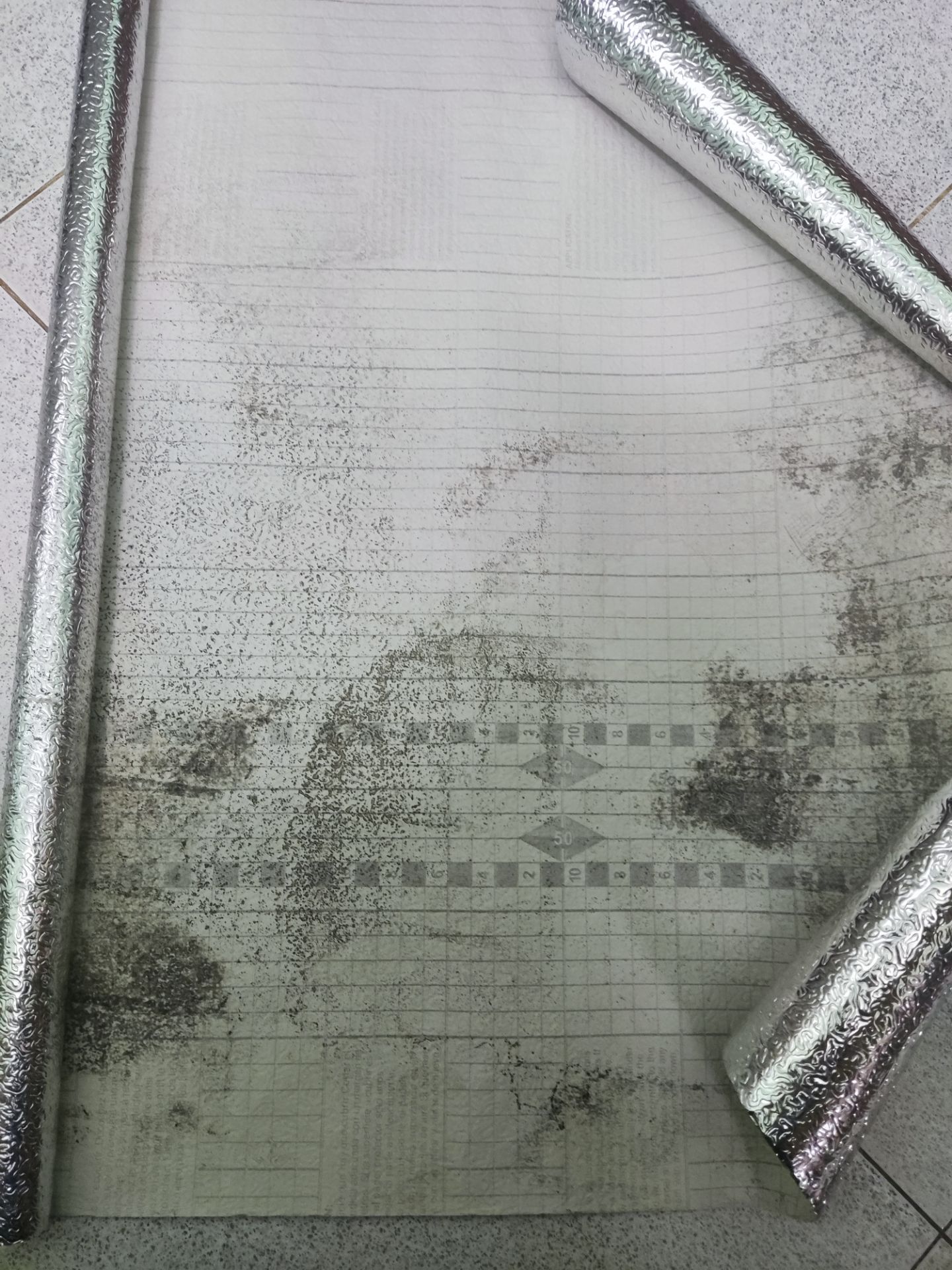 Tấm giấy dán quá cũ, đã nổi mốc, còn bốc mùi mốc nữa, còn bị trầy nữa. Giấy mốc mà dán nhà bếp thì sẽ ảnh hưởng đồ ăn nên Tiki vui lòng hoàn tiền trả tiền lại giúp.