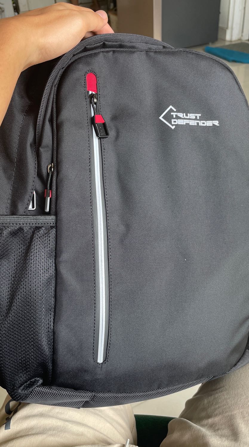 Balo gọn, vừa cho laptop 15-16inch. Đẹp, nhẹ, nhiều ngăn. Bỏ vừa vào cốp xe lead, Tính năng chống nước hơi kém. Bữa đi mưa to cầm dù che, mà bị ướt thấm vô trong.